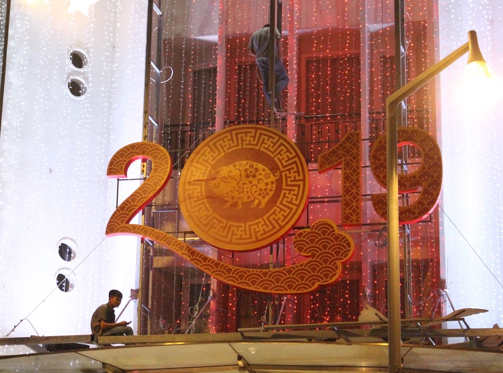 Dich vu tan trang nha,  ‘len do mai dao’ cho cua hang hot bac truoc Tet anh 2