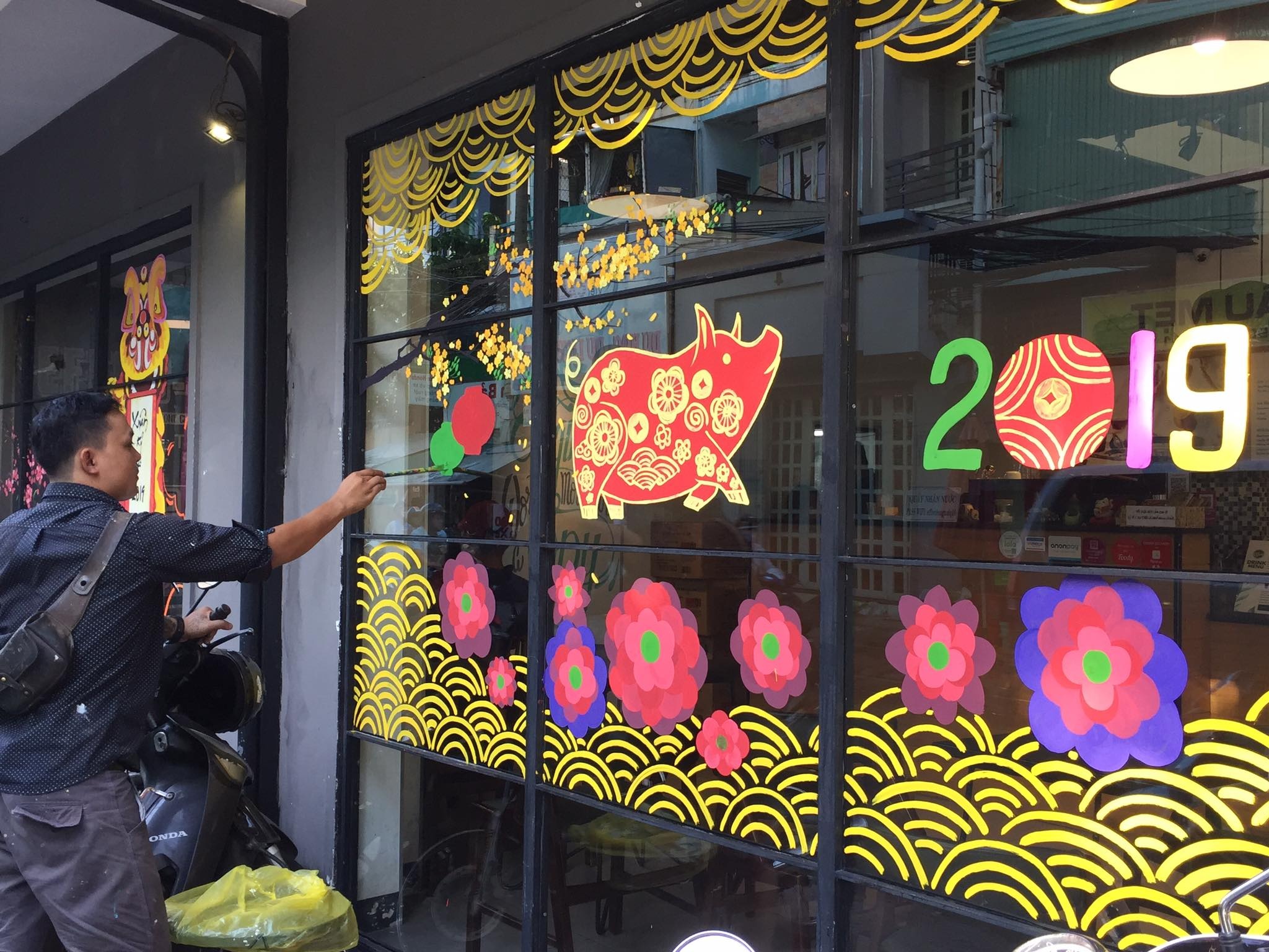 Dich vu tan trang nha,  ‘len do mai dao’ cho cua hang hot bac truoc Tet anh 1