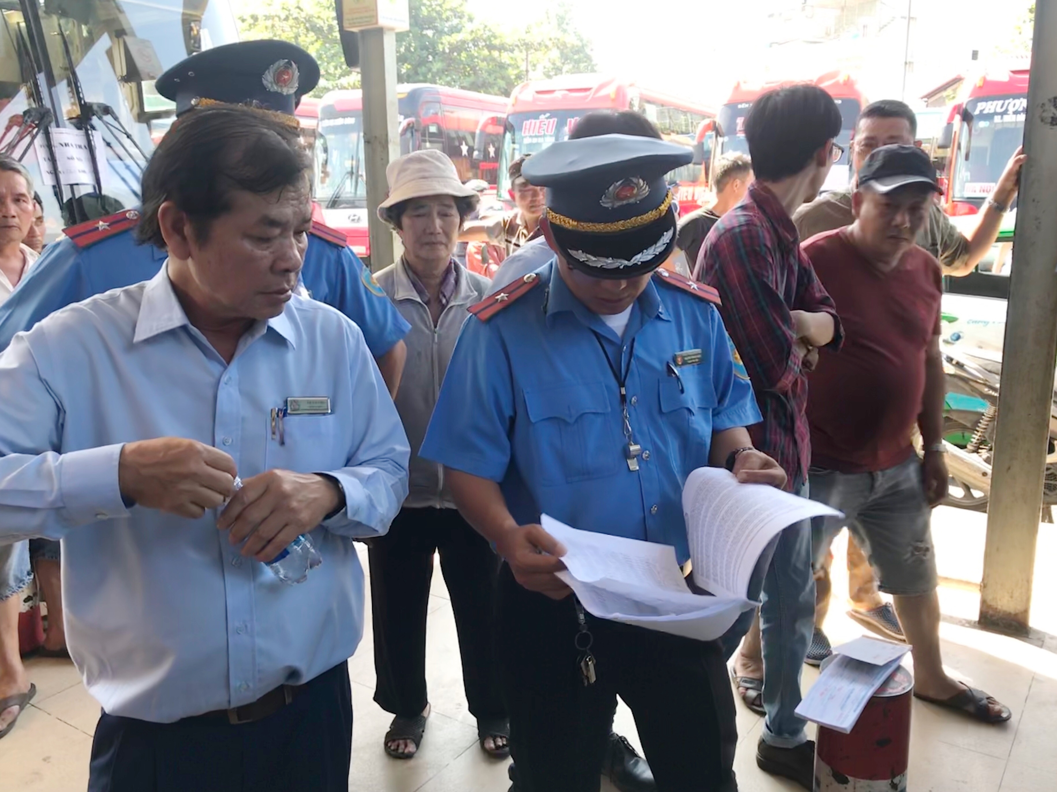 Loan gia can Tet, Thanh tra So Giao thong 'dot kich' ben xe mien Dong hinh anh