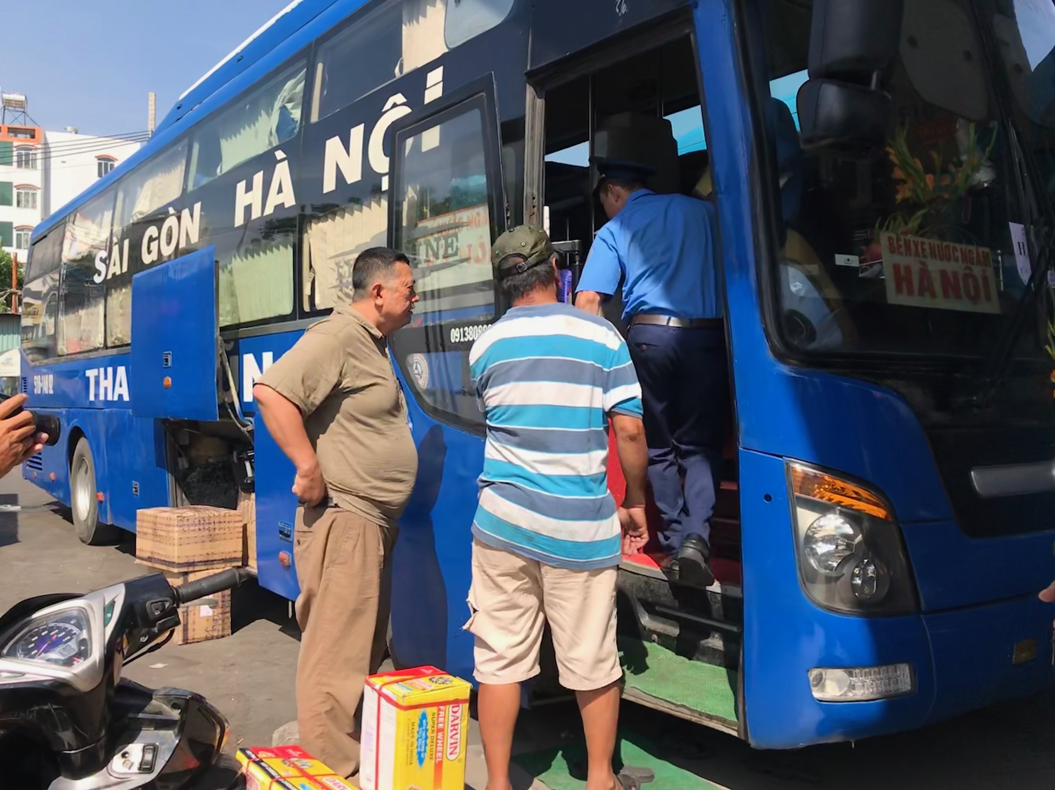 Ben xe chay ve, nguoi Sai Gon mua cho den gia cat co de ve que hinh anh