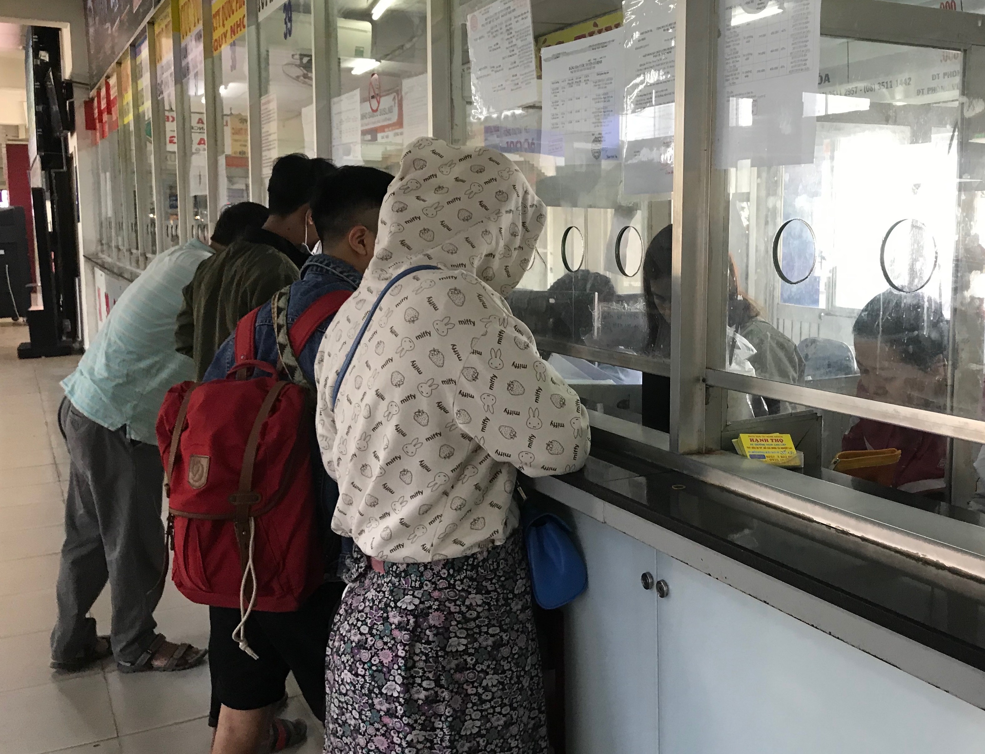 ‘Chay ve’ tai ben xe,  nguoi ve que phai mua cho den voi gia ‘cat co’ anh 1