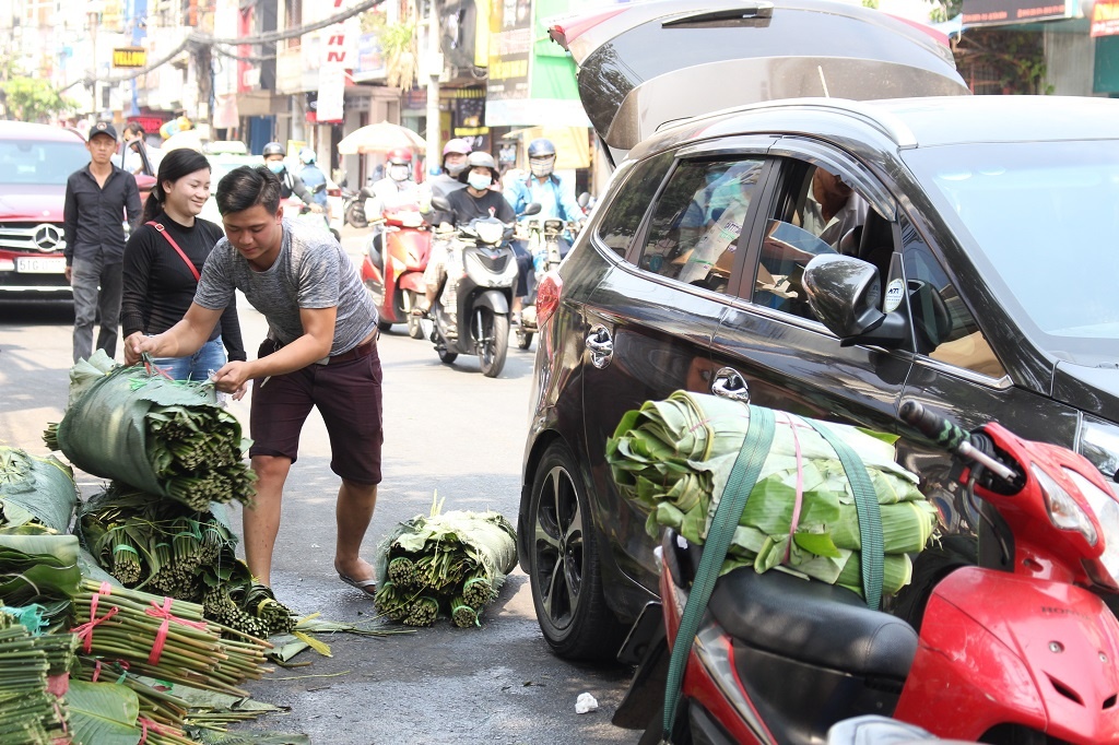 Cho la dong duy nhat Sai Gon hop Tet,  ban vai gio het hang tram kg anh 2