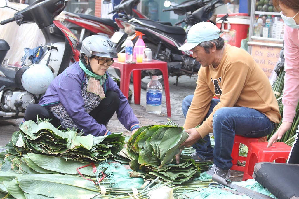 Cho la dong duy nhat Sai Gon hop Tet,  ban vai gio het hang tram kg anh 1