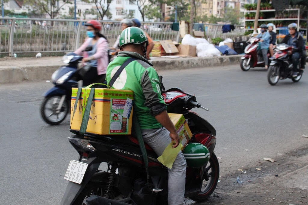 Can Tet, tu gio qua, cuc van tho toi hang dien may tren yen xe shipper hinh anh