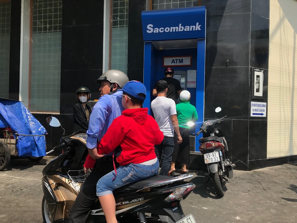 Co tien cung kho rut an Tet vi cay… ATM,  ATM het tien truoc Tet anh 1