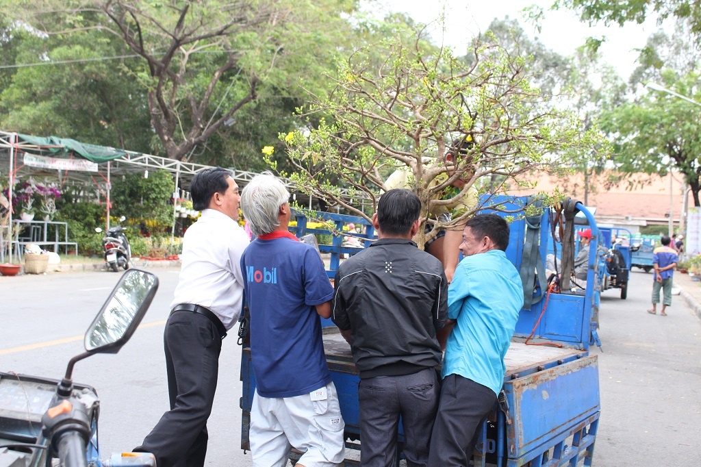 Xe om kiem vai trieu moi ngay nho cho thue van tho,  mai,  quat ngay can Tet anh 2