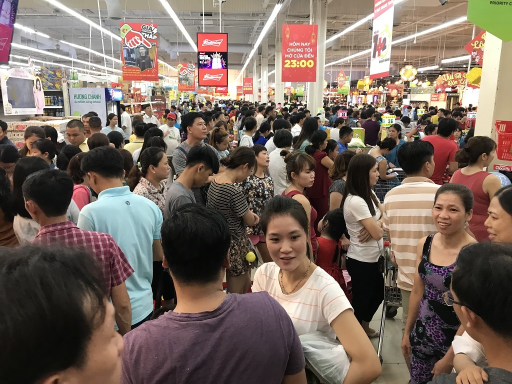 Bat dau nghi Tet,  nguoi Sai Gon tranh nhau vet hang sieu thi anh 2