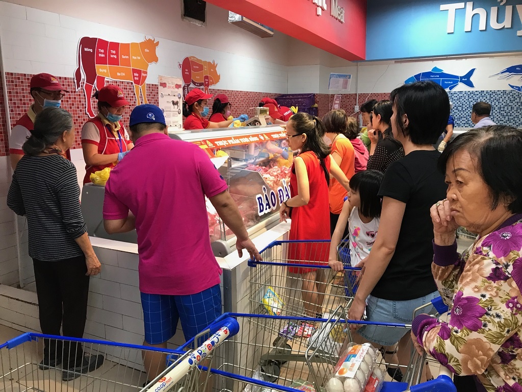 Bat dau nghi Tet,  nguoi Sai Gon tranh nhau vet hang sieu thi anh 1