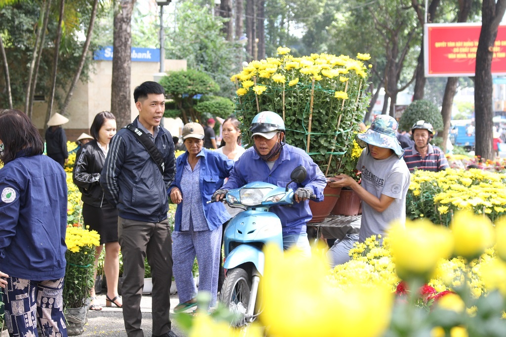 Xe om kiem vai trieu moi ngay nho cho thue van tho,  mai,  quat ngay can Tet anh 1