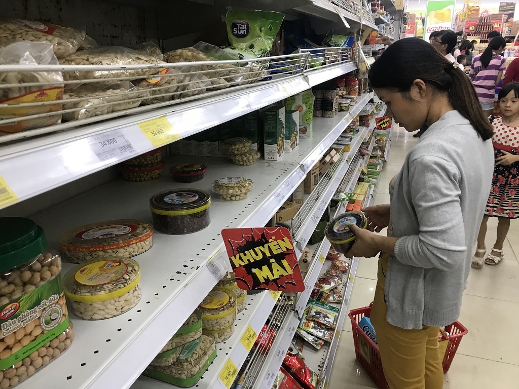 Bat dau nghi Tet,  nguoi Sai Gon tranh nhau vet hang sieu thi anh 3