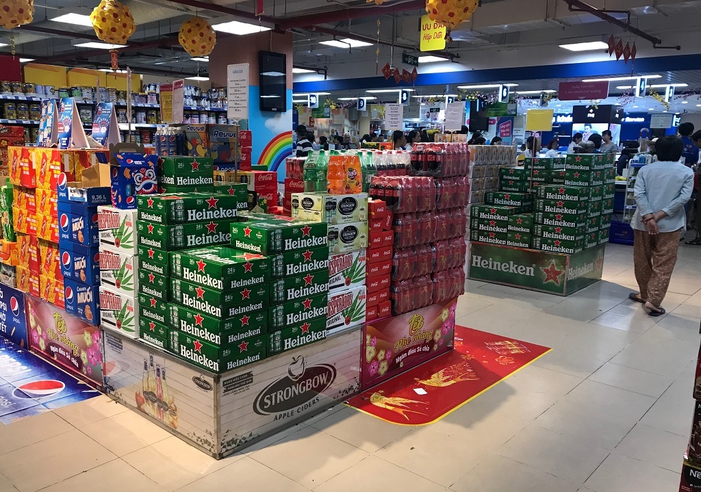 Bia nam cho khach truoc Tet,  gia trong sieu thi re hon dai ly anh 1