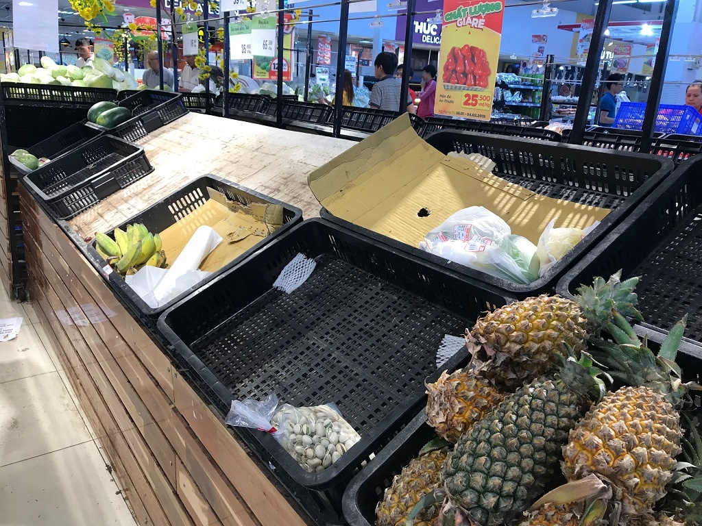 Sieu thi chua den gio dong cua 30 Tet, nguoi Sai Gon da vet sach hang hinh anh