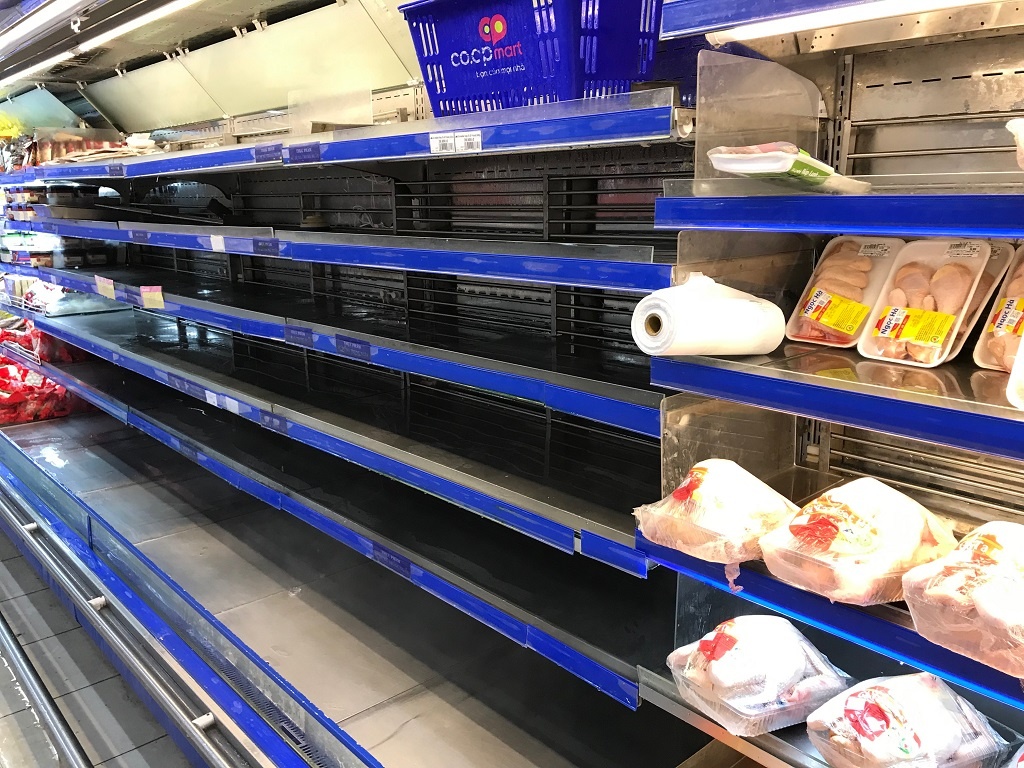 Sieu thi chua den gio dong cua,  nguoi Sai Gon vet sach trong sang 30 Tet anh 1