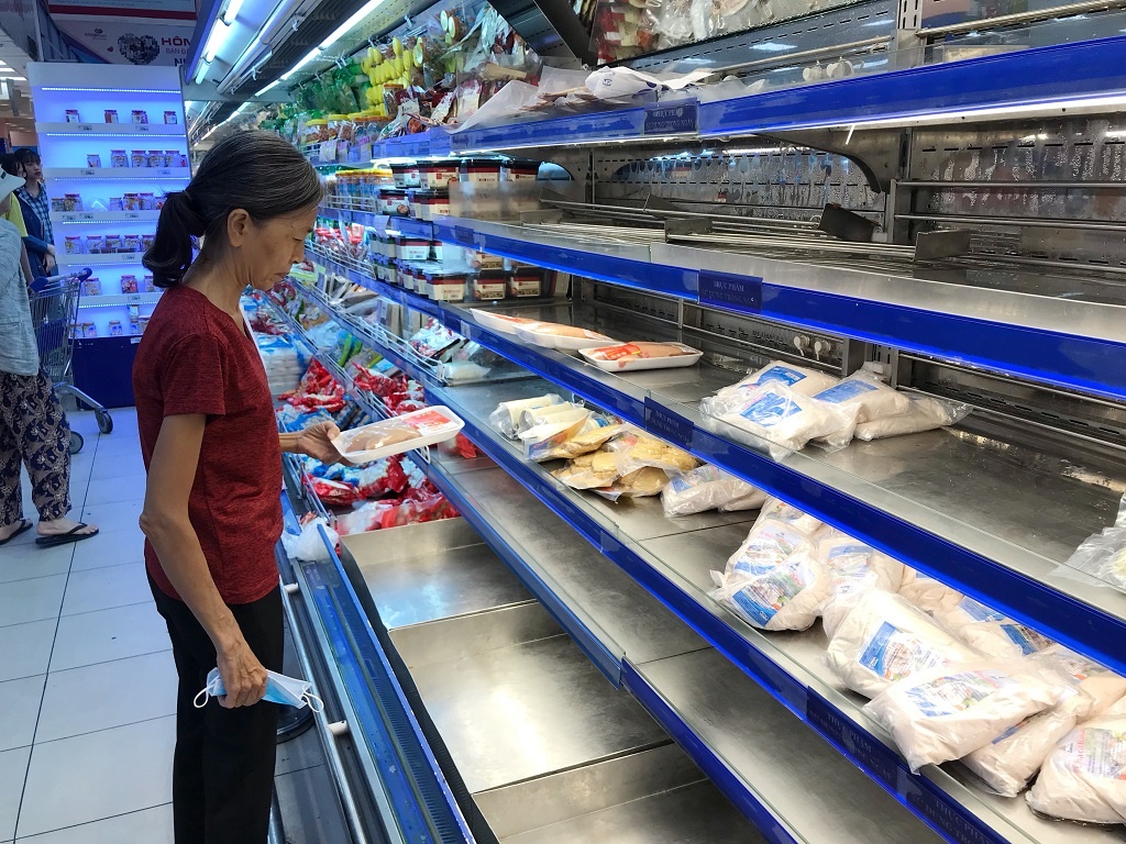 Thit ga, vit nguyen con, rau cu 'chay hang' chi sau mot gio o Sai Gon hinh anh