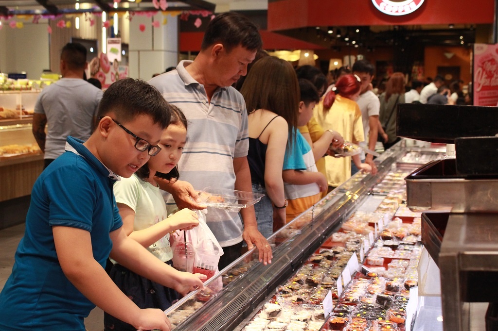 Ngan ngam tac duong,  nguoi Sai Gon do vao trung tam thuong mai choi Tet anh 1