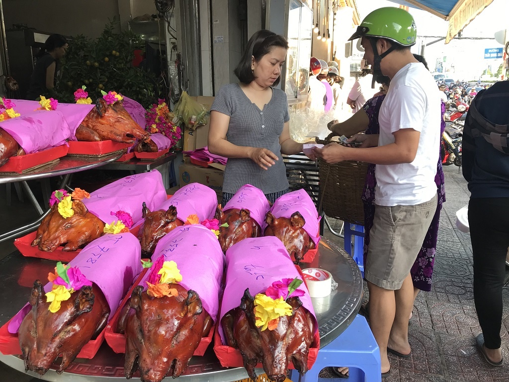 Heo quay dat hang ngay Than tai tu sang toi chieu,  khach phai dat truoc moi co anh 2