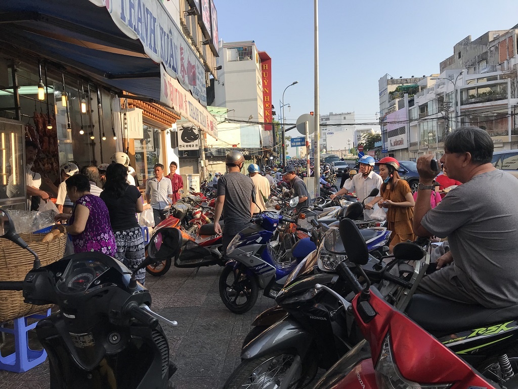 Heo quay dat hang ngay Than tai tu sang toi chieu,  khach phai dat truoc moi co anh 3