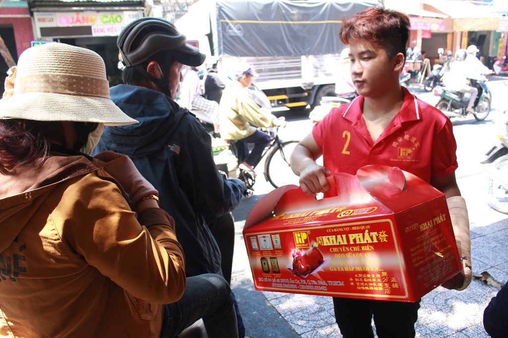 Heo quay dat hang ngay Than tai tu sang toi chieu,  khach phai dat truoc moi co anh 1