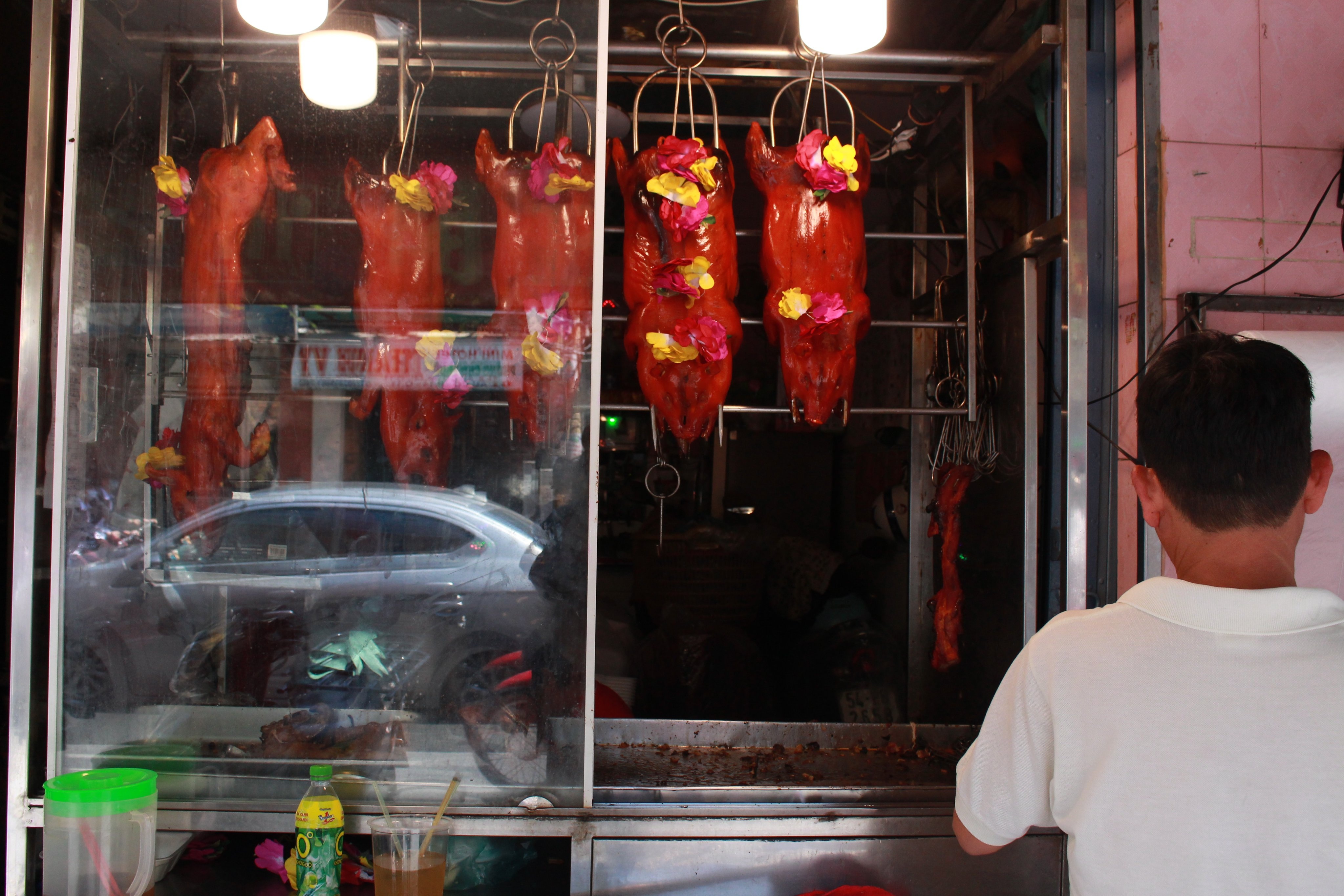 Heo quay nguyen con dat hang, khach dat truoc van phai doi den luot hinh anh