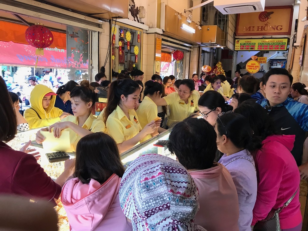 Valentine trung Via Than tai,  hoa hong ma vang tie anh 2