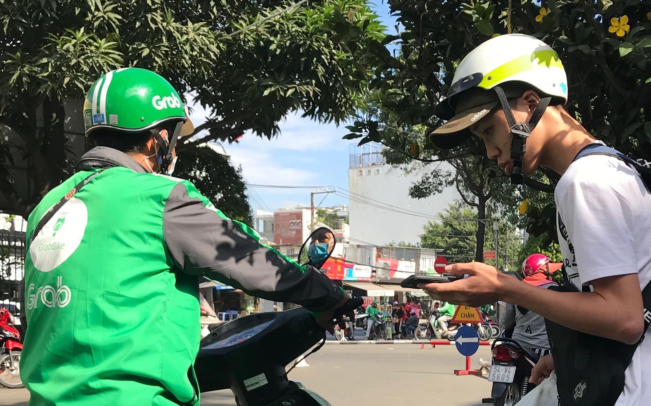 Tai xe mang ao Grab 'chat chem' khach hang Sai Gon sau Tet hinh anh