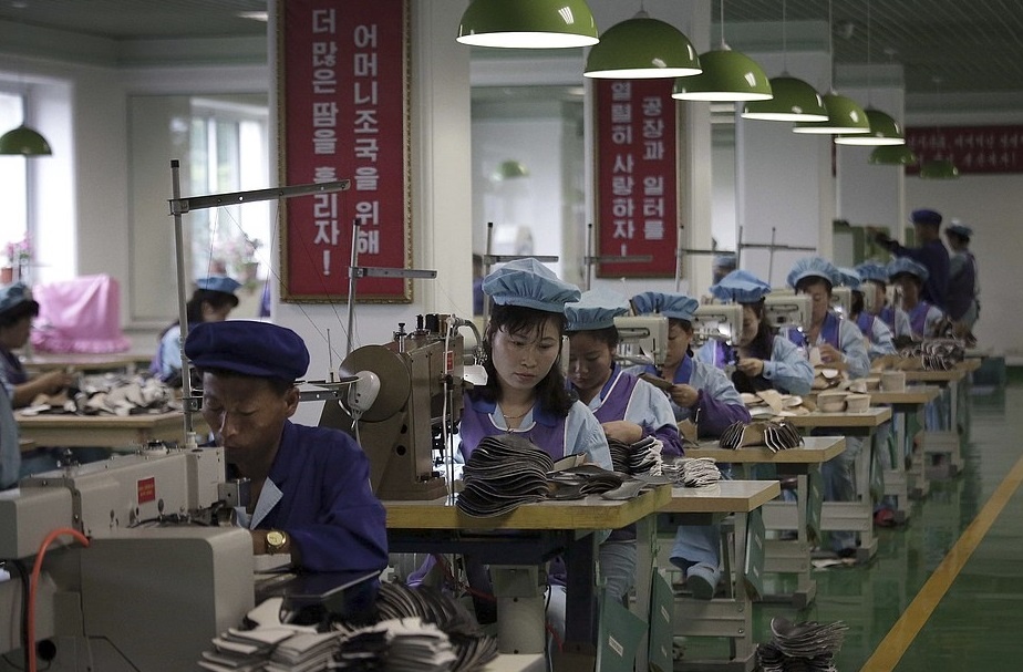 Ben trong nha may san xuat giay cua Trieu Tien co gi? anh 10