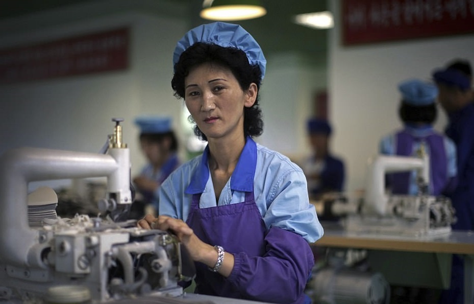 Ben trong nha may san xuat giay cua Trieu Tien co gi? anh 14