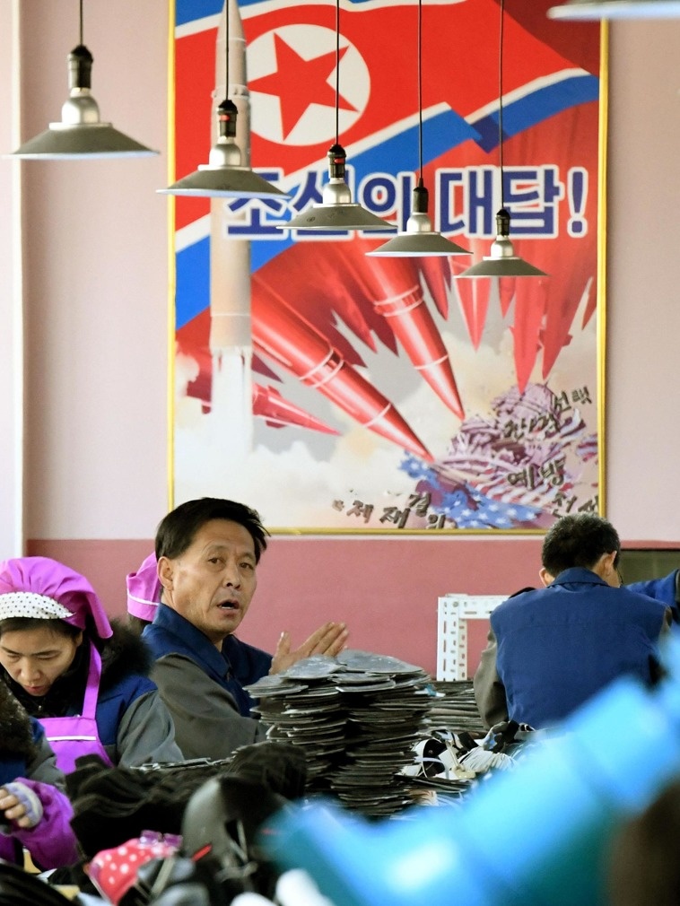 Ben trong nha may san xuat giay cua Trieu Tien co gi? anh 2