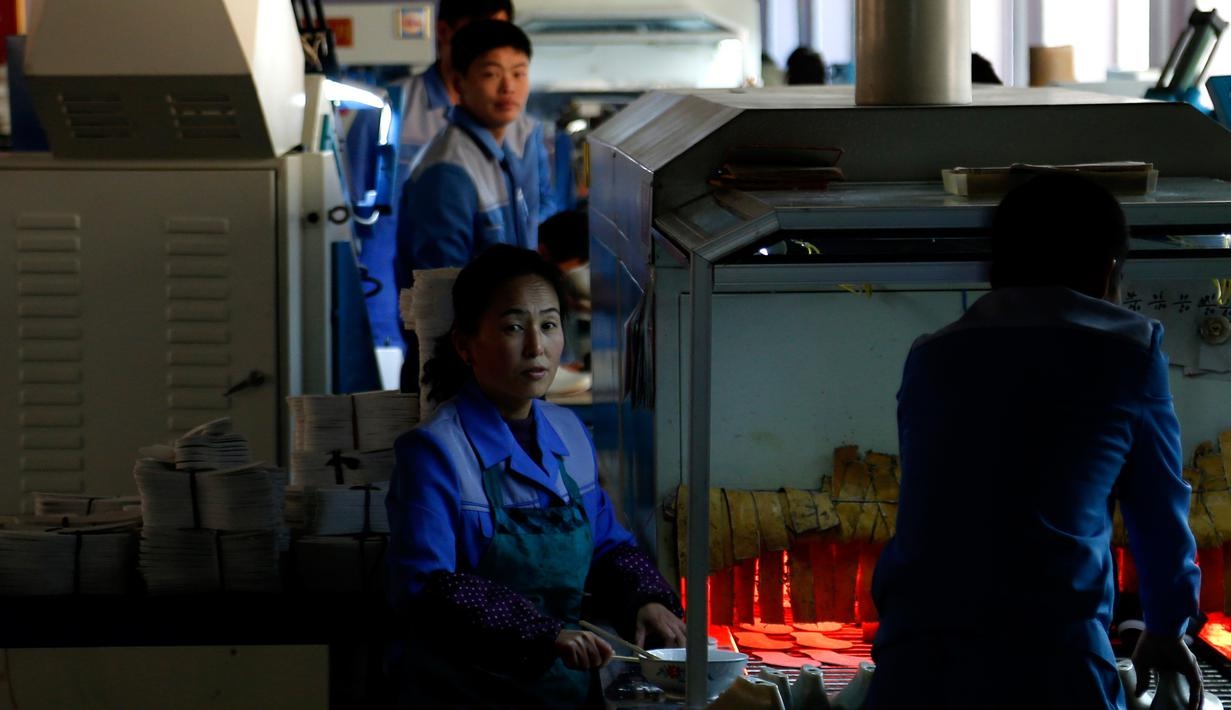 Ben trong nha may san xuat giay cua Trieu Tien co gi? anh 5