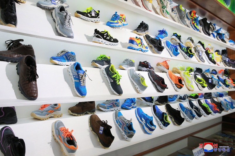 Ben trong nha may san xuat giay cua Trieu Tien co gi? anh 7