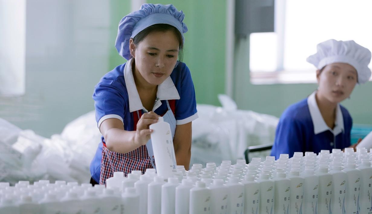 Ben trong nha may san xuat my pham cua Trieu Tien anh 2