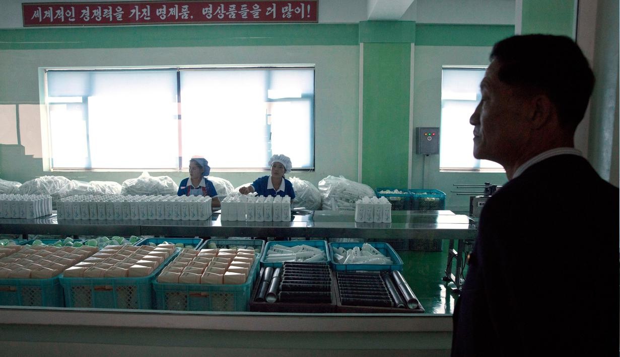 Ben trong nha may san xuat my pham cua Trieu Tien anh 3