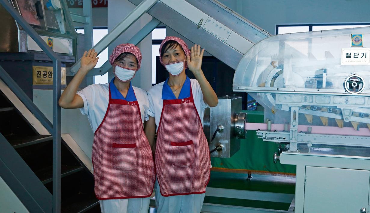 Ben trong nha may san xuat my pham cua Trieu Tien hinh anh