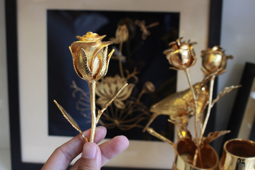 Chu DN chi chuc trieu mua hoa ma vang tang nhan vien nu ngay 8/3 hinh anh