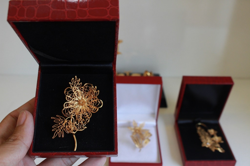 Dai gia chi hang chuc trieu mua hoa ma vang tang nhan vien nu ngay 8/3 anh 2