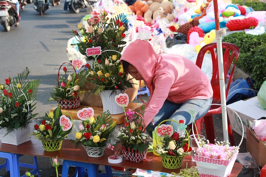 Hoa hong noi e am vi tang gia,  hoa ngoai tien trieu hut khach ngay 8/3 anh 1