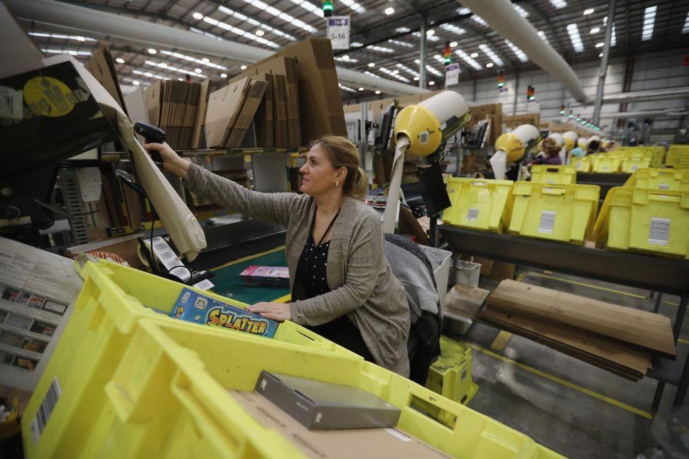 Cuoc goi 911 va cuoc song dia nguc trong cac kho hang Amazon hinh anh