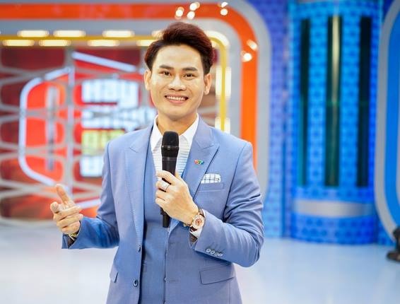 MC Hong Phuc yeu doi tuyen Brazil, xem World Cup qua dien thoai hinh anh