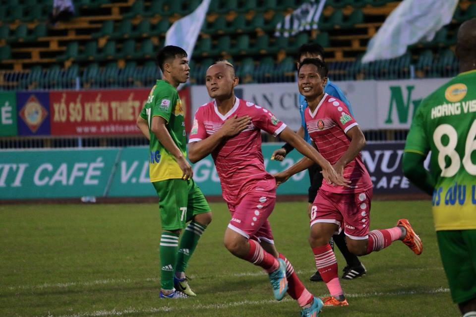 Cau thu bi dau bung giup CLB Sai Gon thoat khoi vi tri ‘doi so’ hinh anh