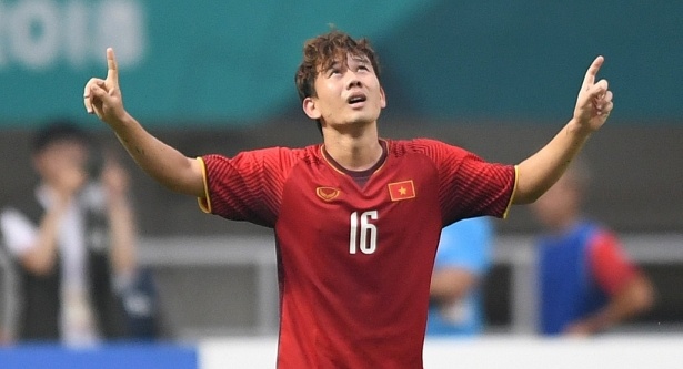 Minh Vuong va Quang Hai da cap tien ve trung tam o tran gap UAE? hinh anh