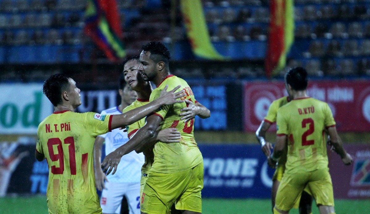 CLB Nam Dinh giup cau thu vung tinh than vi muc tieu tru hang hinh anh