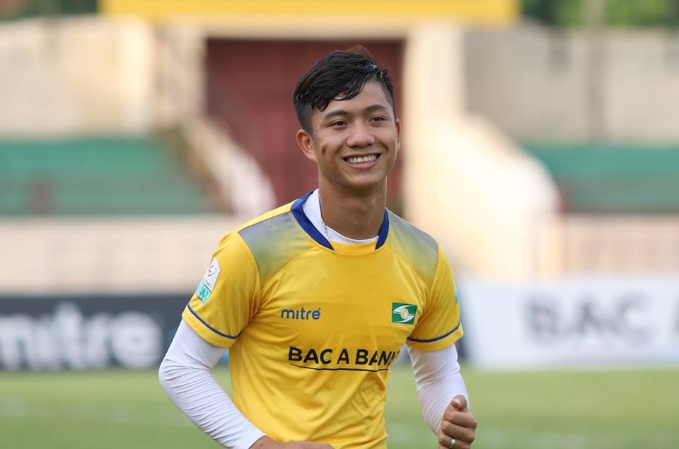 Xuan Manh ngoi tren xe may tra gop nhin Van Duc va Duc Chinh tap luyen hinh anh