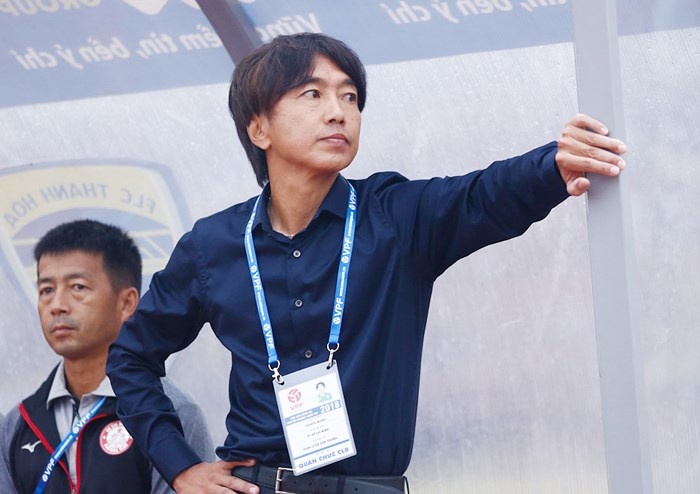 Chi thi dau voi mot ngoai binh, HLV Miura lam gi de danh bai HAGL? hinh anh