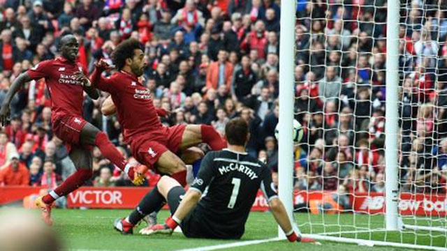 Man City thang chu nha Cardiff 5-0, Liverpool danh bai Southampton 3-0 hinh anh