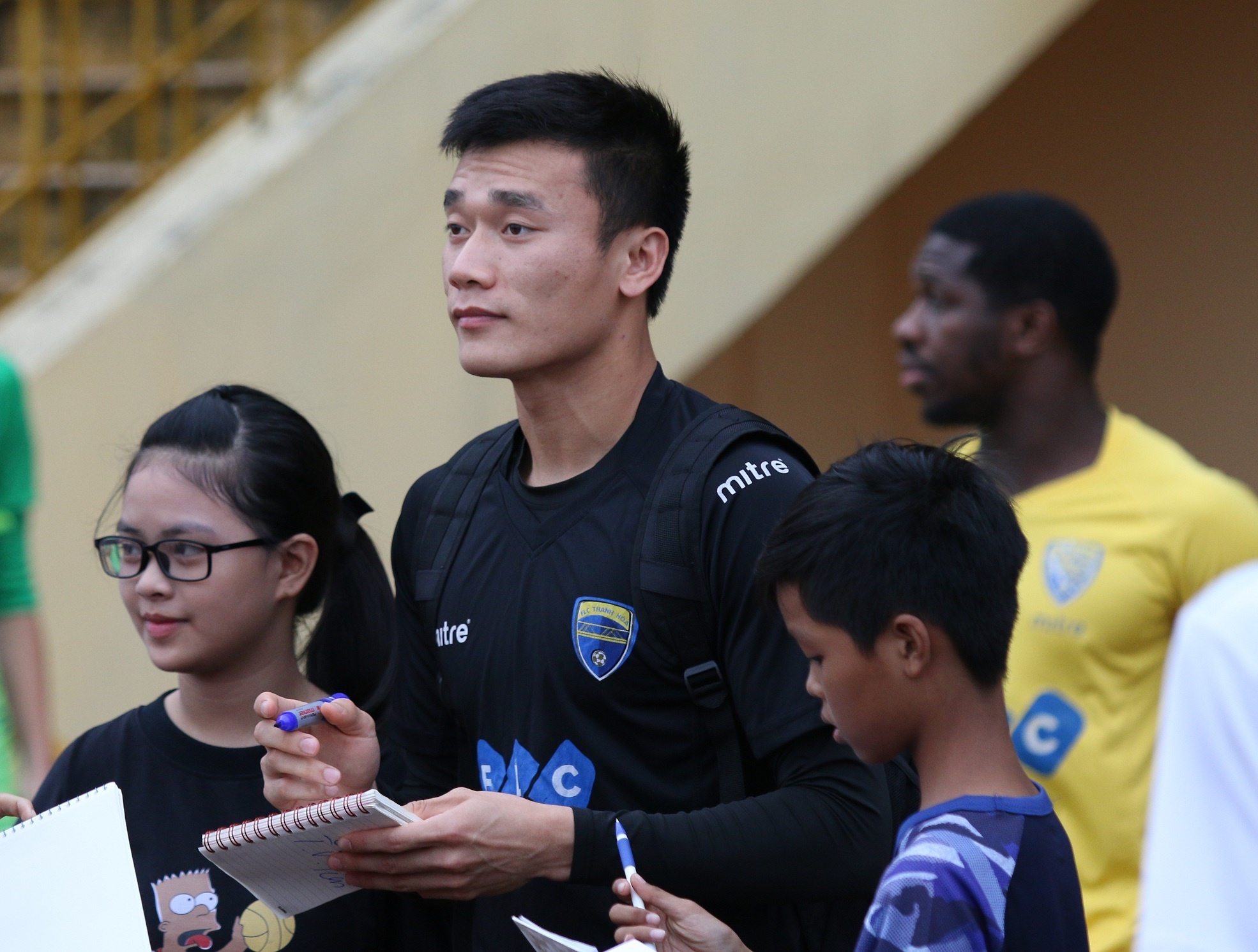 Bui Tien Dung rang ngoi trong ngay duoc CDV SLNA 'san don' hinh anh