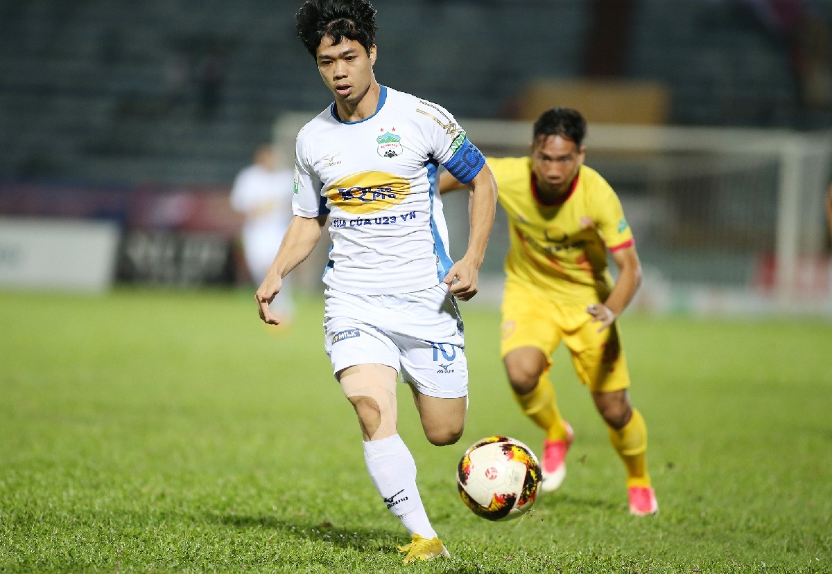 Nhieu doi bong hoi ha di chuyen trong dem de kip cho vong dau moi hinh anh