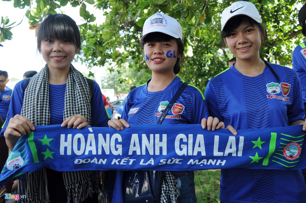 CDV Binh Duong cho gan 2 tieng de gap cau thu HAGL hinh anh