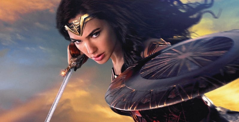 'Wonder Woman' sat canh cung The Rock trong bom tan moi hinh anh