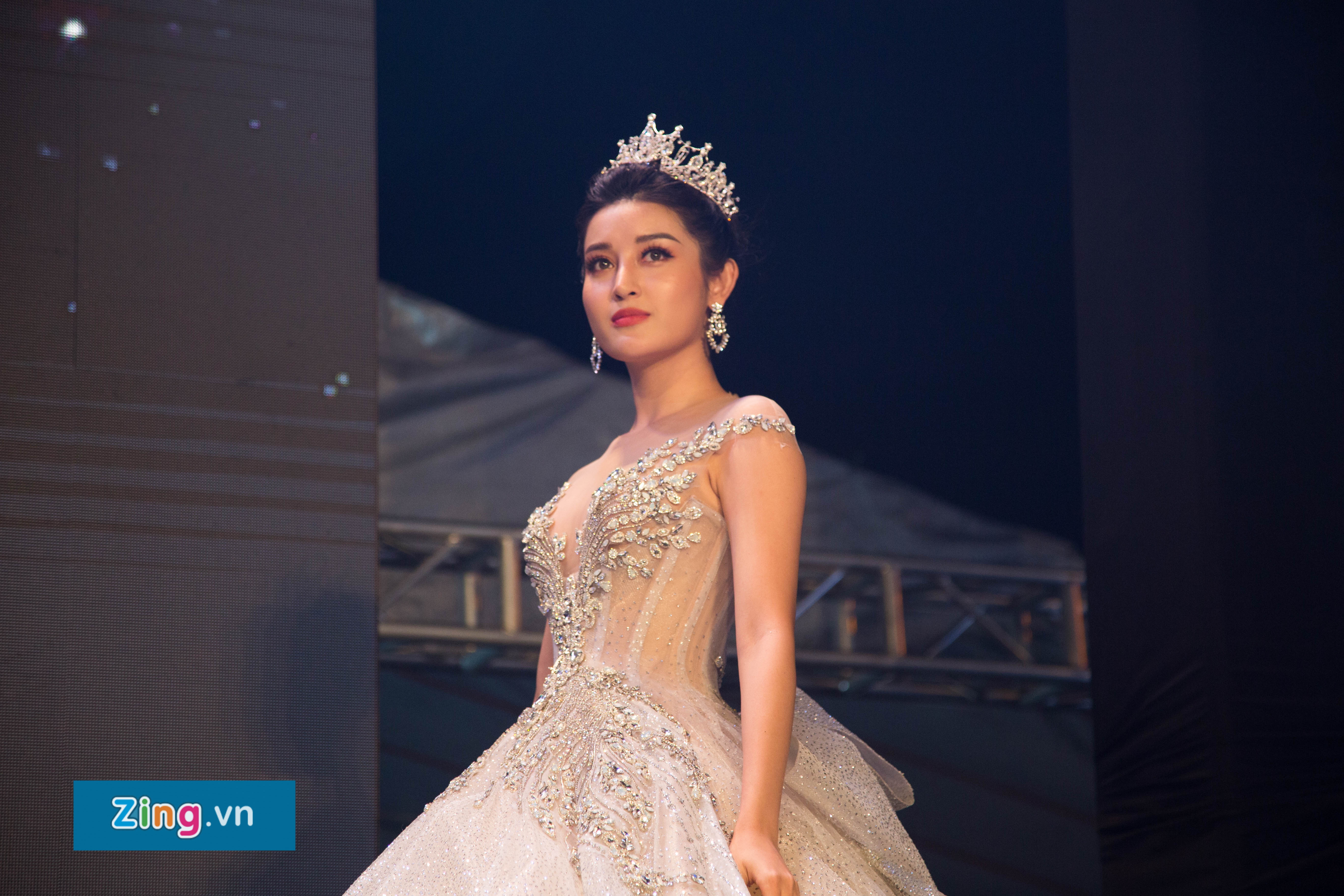 Vietnam Wedding Fashion Show,  Ho Ngoc Ha anh 3