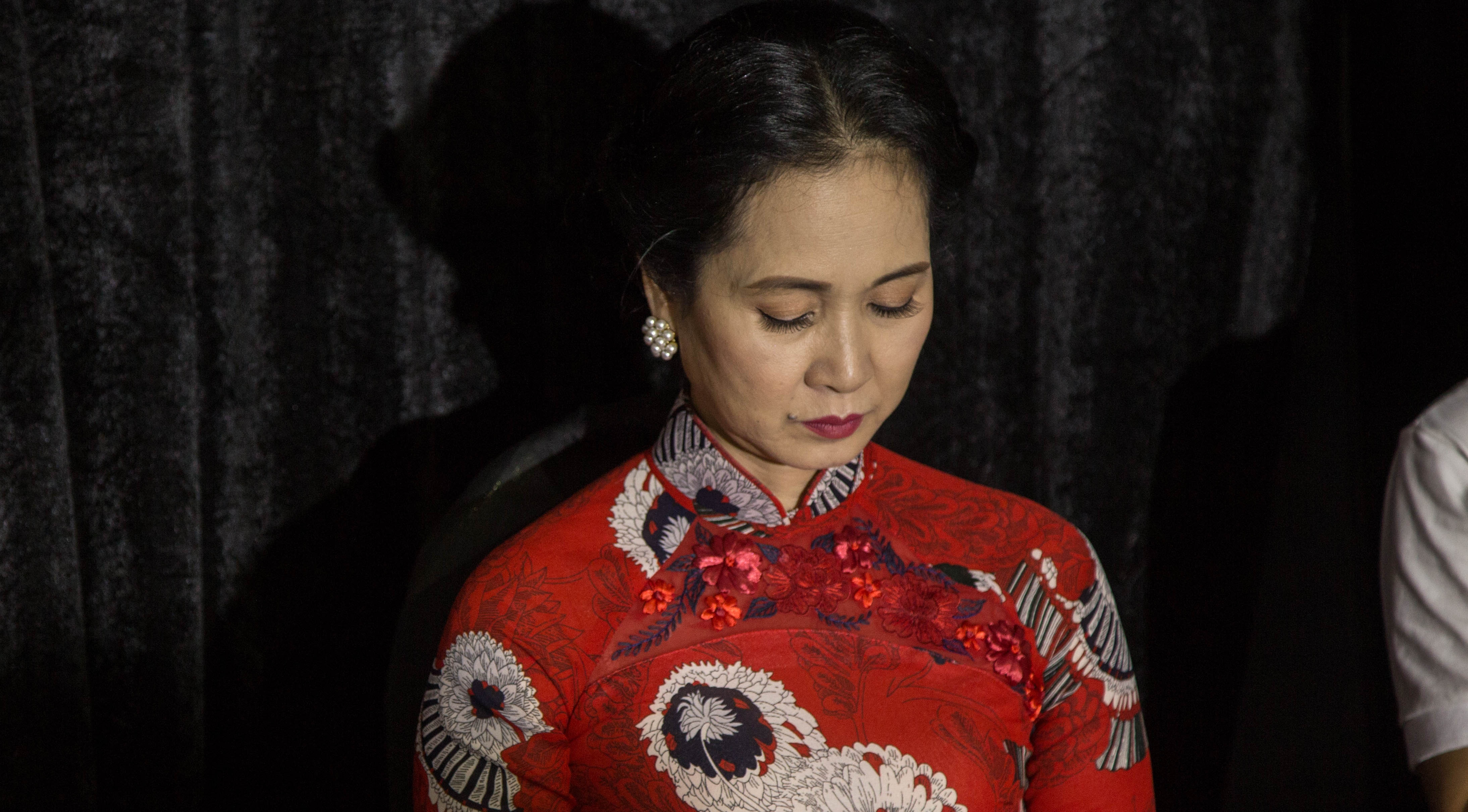 H'Hen Nie va loat sao met moi vi phai cho dien qua lau hinh anh